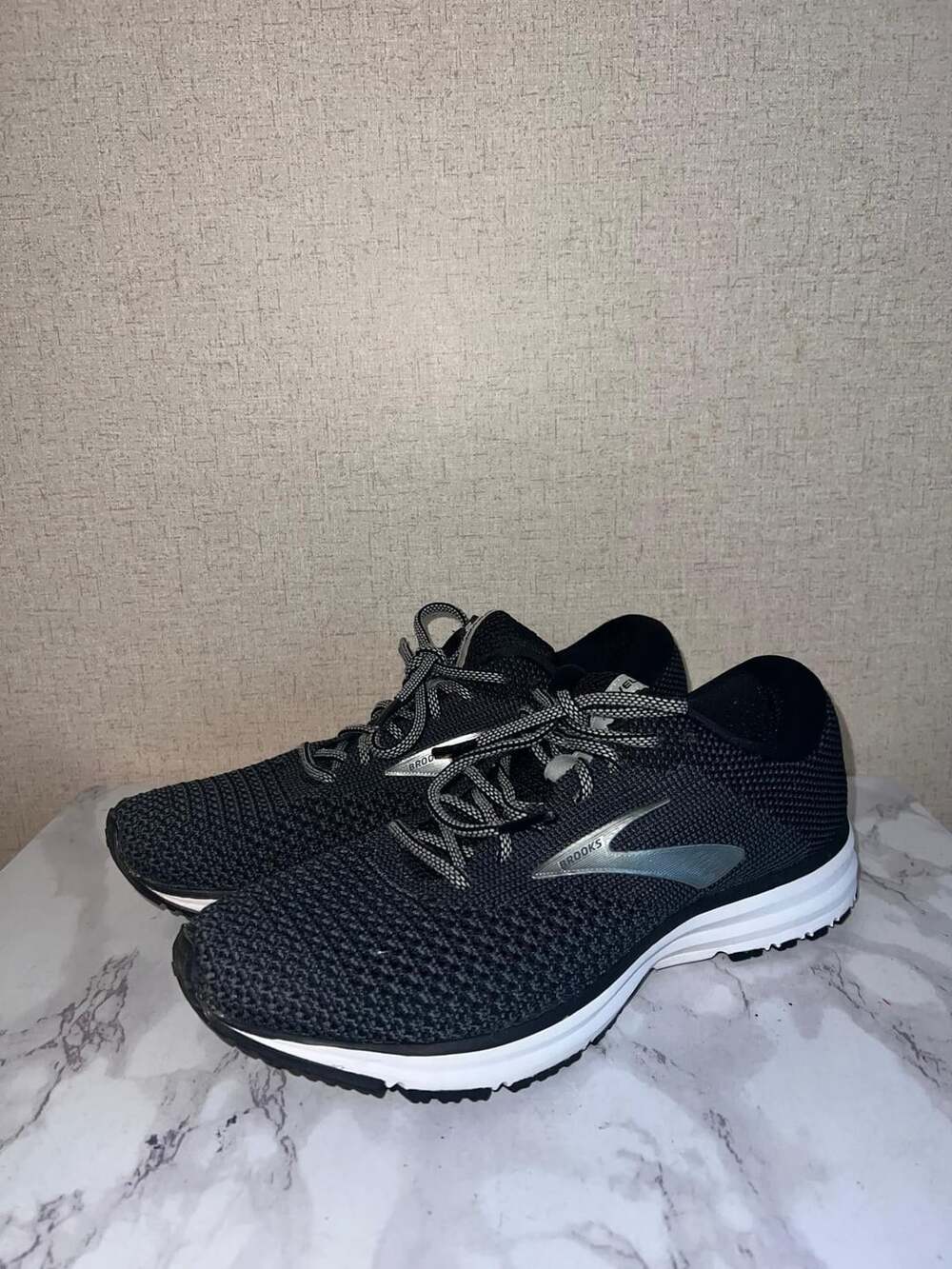 Brooks Revel 2 Size 10 Black Running Shoes medium (B) women's